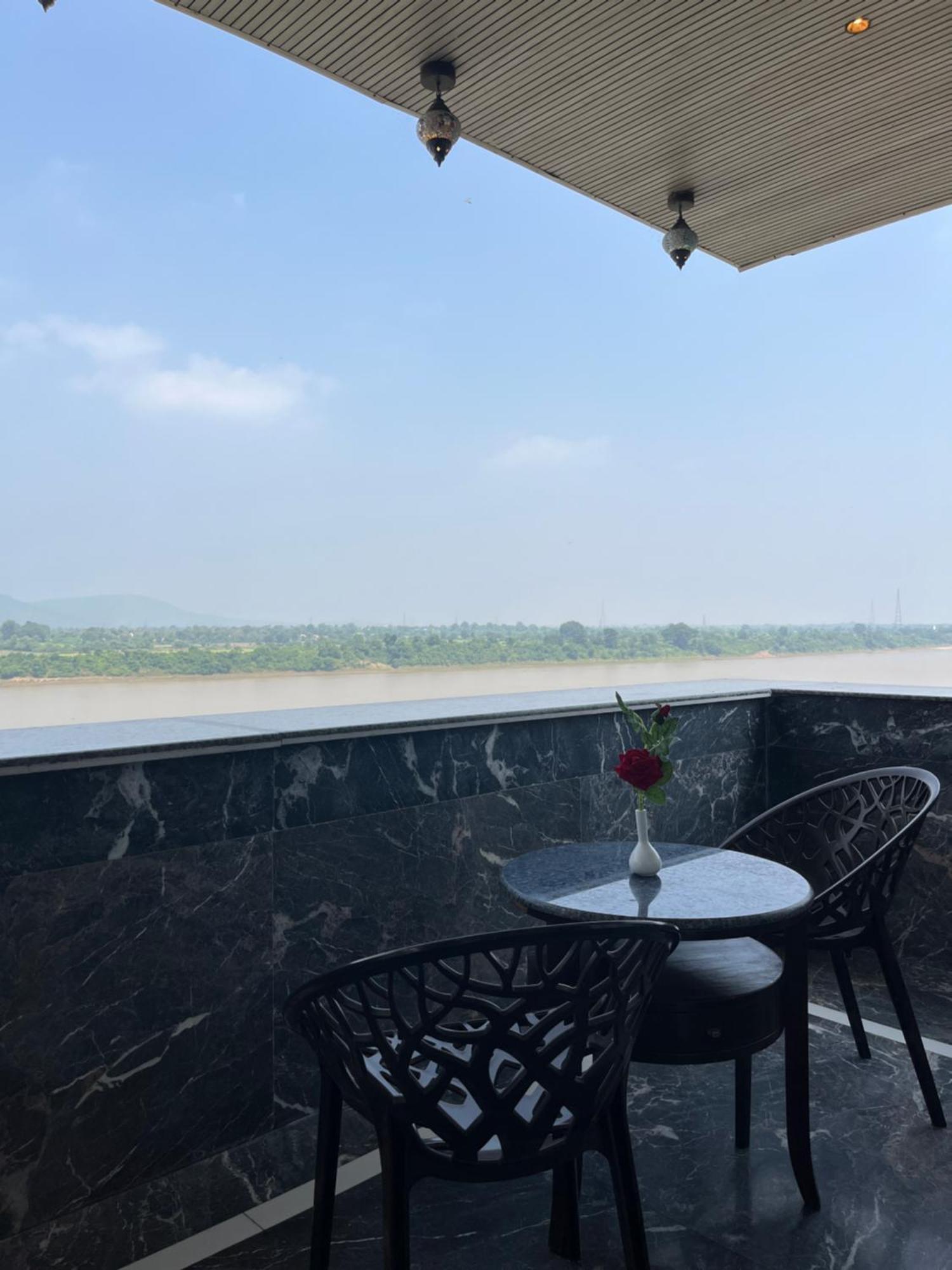 Treehouse Narmade A Riverfront Resort & Spa Narmadapuram Hoshangabad Екстер'єр фото